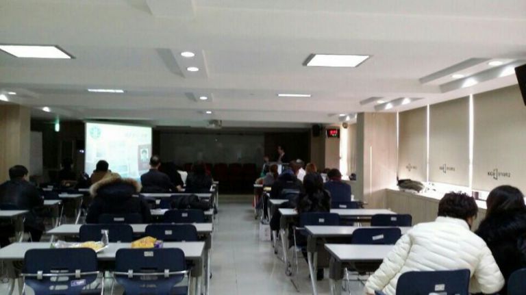 열심히듣고 있는 학생들